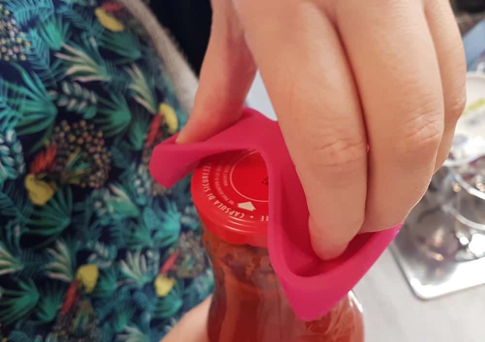 Image from MeoMitt Quick-Access Magnetic Oven Mitt