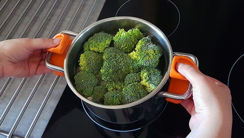 Image from MeoMitt Quick-Access Magnetic Oven Mitt