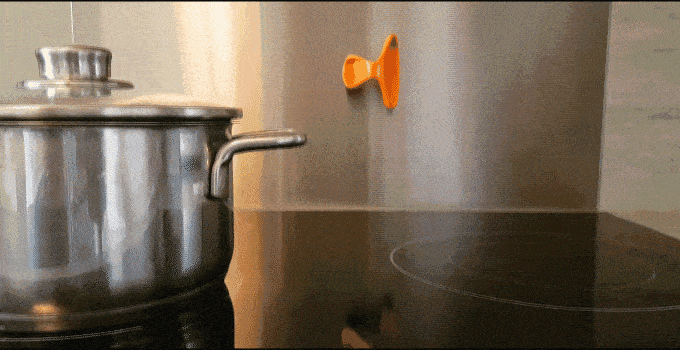Image from MeoMitt Quick-Access Magnetic Oven Mitt