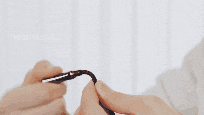 Image from PixelCable Adds a Customizable Display to USB Cables